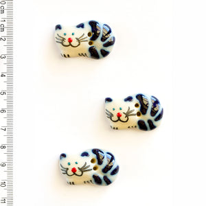 L031 Curled up Cat Buttons