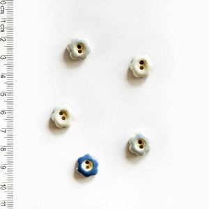 L562 Flower Buttons