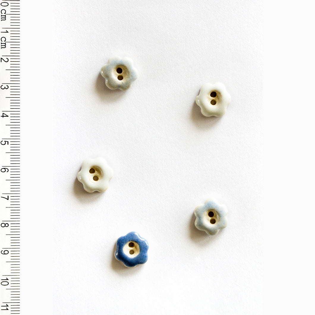 L562 Flower Buttons